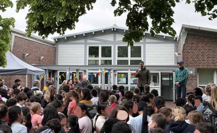 Stadtbezirksbürgermeister Dr. Waraich begrüßt die Schüler*innen. re. Wilm Janssen, li Harry Grunenberg von der Stadtteilstiftung) 